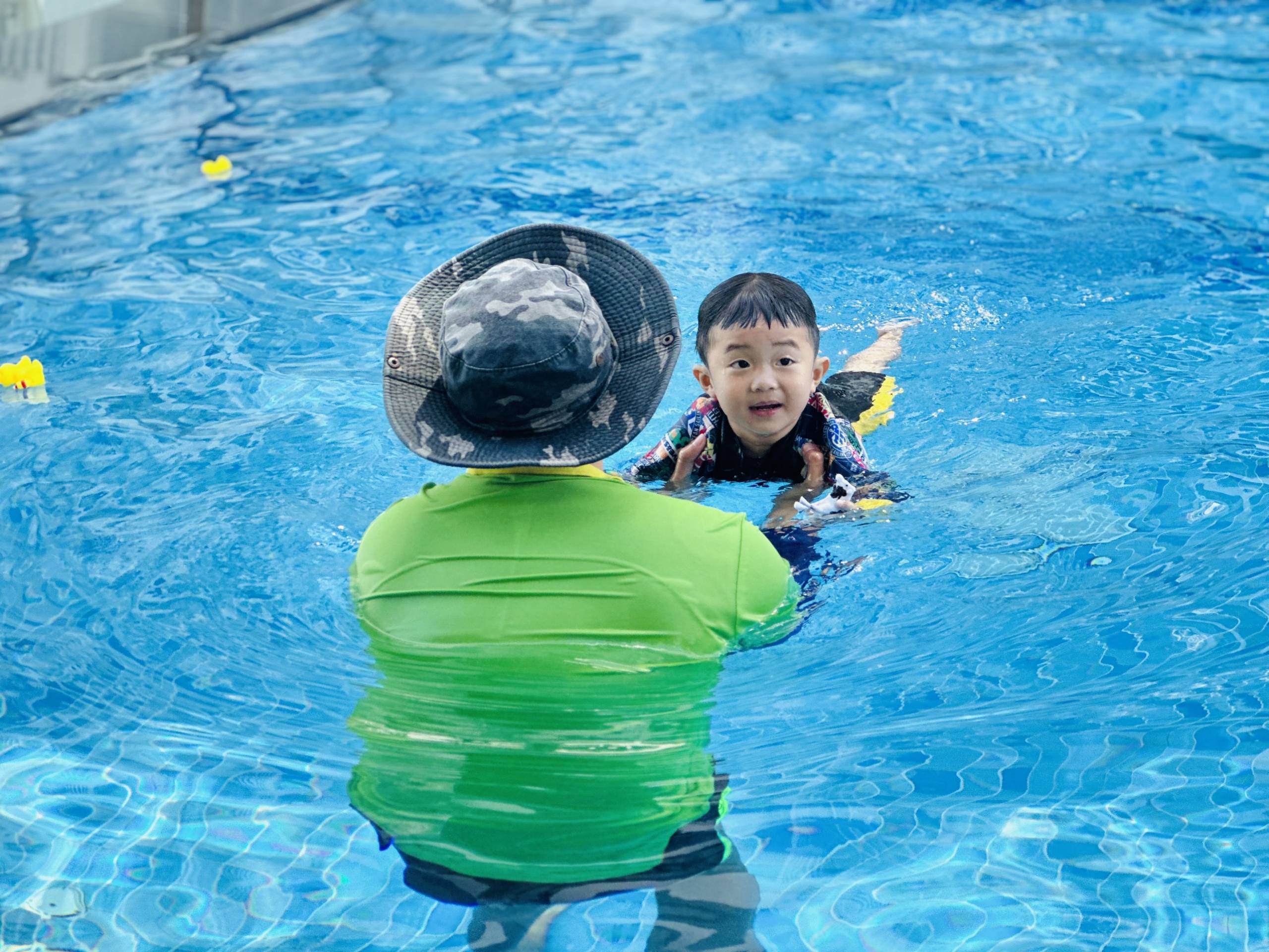 Làm Gì Để Giữ Ấm Khi Cho Trẻ Đi Bơi Mùa Lạnh? | BƠI SINH TỒN - KHÓA HỌC BƠI DÀNH CHO TRẺ EM